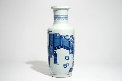 A Chinese blue and white rouleau vase with a court scene, 19/20th C.