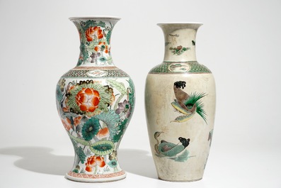 Twee Chinese famille verte vazen met vogels, 19/20e eeuw
