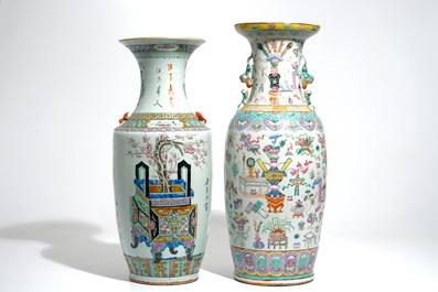 Twee grote Chinese famille rose vazen met decor van kostbaarheden en wierookbranders, 19e eeuw