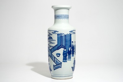 Un vase de forme rouleau en porcelaine de Chine bleu et blanc, 19/20&egrave;me