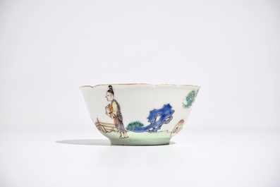 Une tasse et soucoupe en porcelaine de Chine famille rose &agrave; d&eacute;cor mandarin, Qianlong