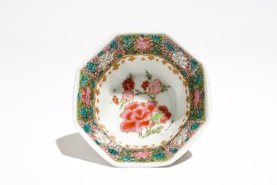 Une tasse et soucoupe en porcelaine de Chine famille rose &agrave; d&eacute;cor floral, Yongzheng/Qianlong