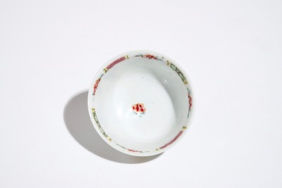 Une tasse et soucoupe en porcelaine de Chine famille rose, Yongzheng