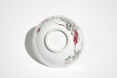 Une tasse et soucoupe en porcelaine de Chine famille rose, Yongzheng