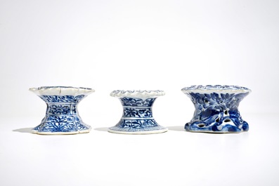 Drie Chinese blauwwitte zoutvaten, Kangxi
