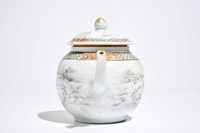 Een Chinese grisaille theepot met decor van Europeanen, Yongzheng