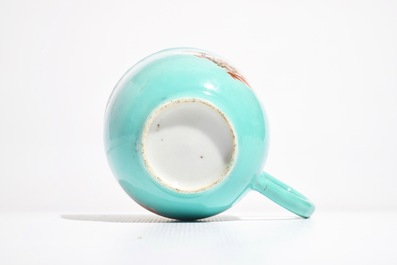 Een Chinese kop en schotel met turquoise fondkleur, Qianlong