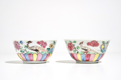 Une paire de tasses et soucoupes en porcelaine de Chine famille rose, Yongzheng/Qianlong