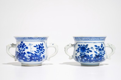Twee Chinese blauwwitte wierookbranders met floraal decor, Kangxi