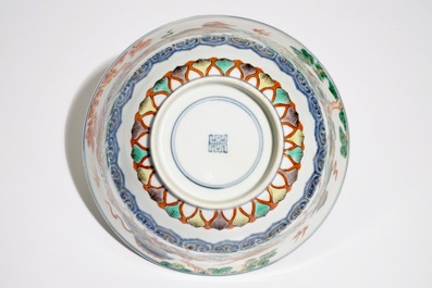 Un bol en porcelaine de Chine famille verte aux lions bouddhistes, Kangxi