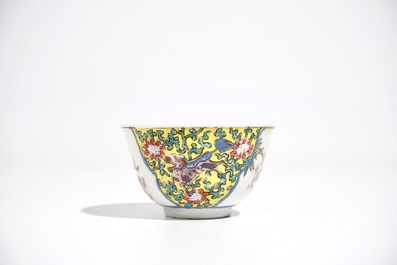 Une tasse et soucoupe en porcelaine de Chine famille rose, Yongzheng/Qianlong