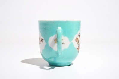 Une tasse et soucoupe en porcelaine de Chine &agrave; fond turquoise, Qianlong