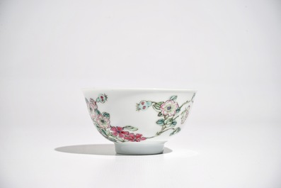 Une tasse et soucoupe en porcelaine de Chine famille rose, Yongzheng