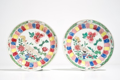 Une paire de tasses et soucoupes en porcelaine de Chine famille rose, Yongzheng/Qianlong