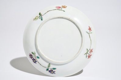 Une tasse et soucoupe en porcelaine de Chine famille rose, Yongzheng