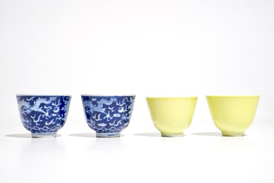 Deux paires de bols en porcelaine de Chine bleu et blanc et jaune monochrome, 19/20&egrave;me