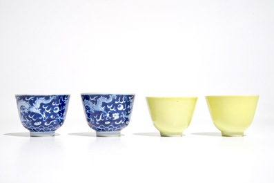 Deux paires de bols en porcelaine de Chine bleu et blanc et jaune monochrome, 19/20&egrave;me