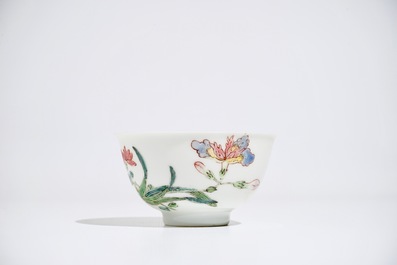 Une tasse et soucoupe en porcelaine de Chine famille rose, Yongzheng