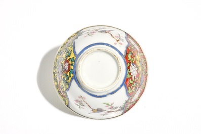 Une tasse et soucoupe en porcelaine de Chine famille rose, Yongzheng/Qianlong