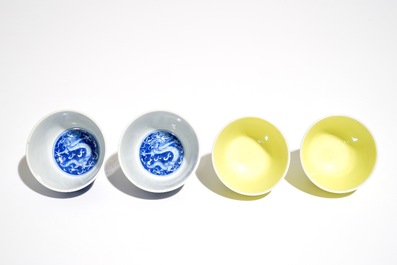 Deux paires de bols en porcelaine de Chine bleu et blanc et jaune monochrome, 19/20&egrave;me