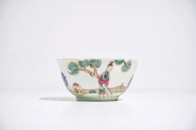 Une tasse et soucoupe en porcelaine de Chine famille rose &agrave; d&eacute;cor mandarin, Qianlong