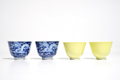 Deux paires de bols en porcelaine de Chine bleu et blanc et jaune monochrome, 19/20&egrave;me