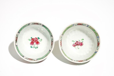 Une paire de tasses et soucoupes en porcelaine de Chine famille rose, Yongzheng/Qianlong
