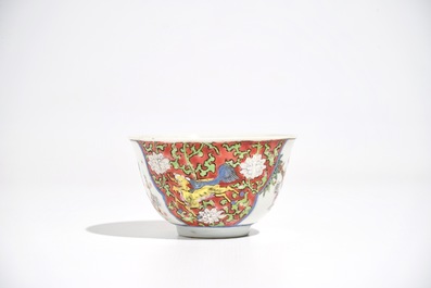 Une tasse et soucoupe en porcelaine de Chine famille rose, Yongzheng/Qianlong