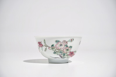 Une tasse et soucoupe en porcelaine de Chine famille rose, Yongzheng