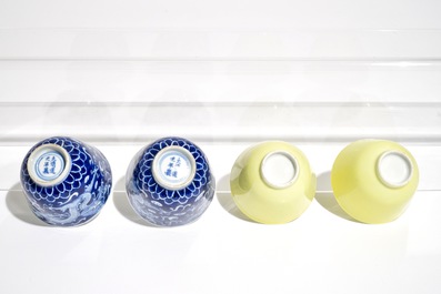 Deux paires de bols en porcelaine de Chine bleu et blanc et jaune monochrome, 19/20&egrave;me