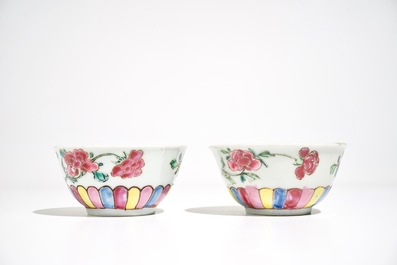 Une paire de tasses et soucoupes en porcelaine de Chine famille rose, Yongzheng/Qianlong