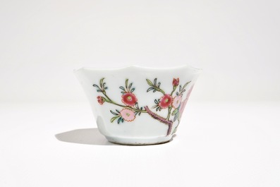 Une tasse et soucoupe en porcelaine de Chine famille rose &agrave; d&eacute;cor floral, Yongzheng/Qianlong