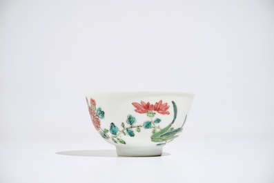 Une tasse et soucoupe en porcelaine de Chine famille rose, Yongzheng