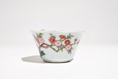 Une tasse et soucoupe en porcelaine de Chine famille rose &agrave; d&eacute;cor floral, Yongzheng/Qianlong