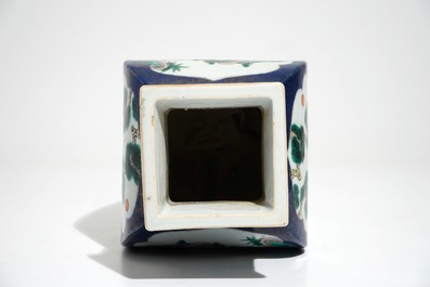 Un vase en porcelaine de Chine famille verte sur fond bleu, 19&egrave;me