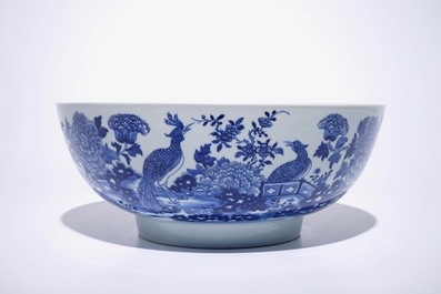 Un grand bol en porcelaine de Chine bleu et blanc &agrave; d&eacute;cor d'oiseaux parmi fleurs, Qianlong