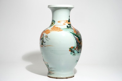 Un grand vase en porcelaine de Chine famille verte aux immortels, 19&egrave;me