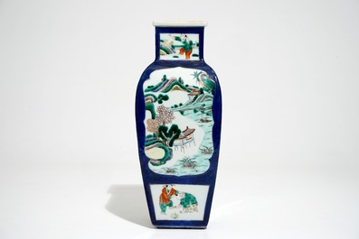 Un vase en porcelaine de Chine famille verte sur fond bleu, 19&egrave;me
