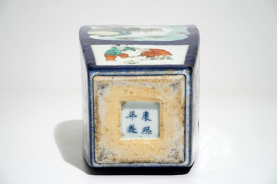 Un vase en porcelaine de Chine famille verte sur fond bleu, 19&egrave;me