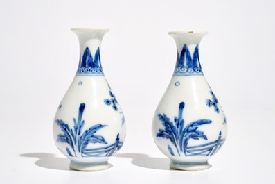 Une paire de petits vases en porcelaine de Chine bleu et blanc &agrave; d&eacute;cor &quot;Les Trois Amis de l'hiver&quot;, 19&egrave;me