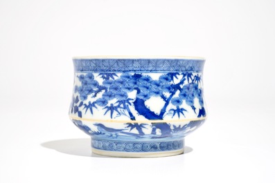 A Chinese blue and white censer with birds among blossoms, 19/20th C.