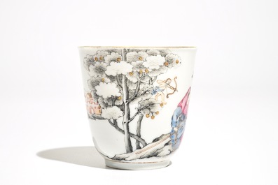 Une tasse et soucoupe en porcelaine de Chine famille rose, Qianlong