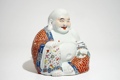 Un mod&egrave;le de Bouddha en porcelaine de Chine famille rose, 19/20&egrave;me