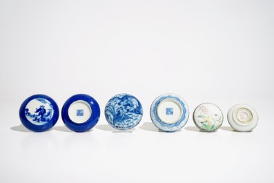 Trois bo&icirc;tes couvertes en porcelaine de Chine bleu et blanc et famille rose, 19/20&egrave;me