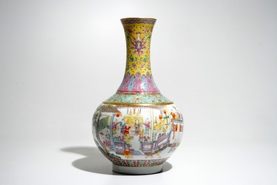 Un vase de forme bouteille en porcelaine de Chine famille rose, marque de Guangxu, 20&egrave;me