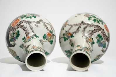 Une paire de vases de forme bouteille en porcelaine de Chine famille verte, 19&egrave;me