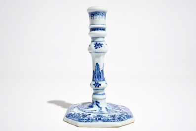 Un bougeoir en porcelaine de Chine bleu et blanc, Compagnie des Indes, Qianlong