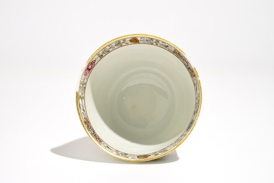 Une tasse et soucoupe en porcelaine de Chine famille rose, Qianlong