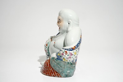 Un mod&egrave;le de Bouddha en porcelaine de Chine famille rose, 19/20&egrave;me