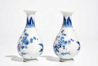 Une paire de petits vases en porcelaine de Chine bleu et blanc &agrave; d&eacute;cor &quot;Les Trois Amis de l'hiver&quot;, 19&egrave;me